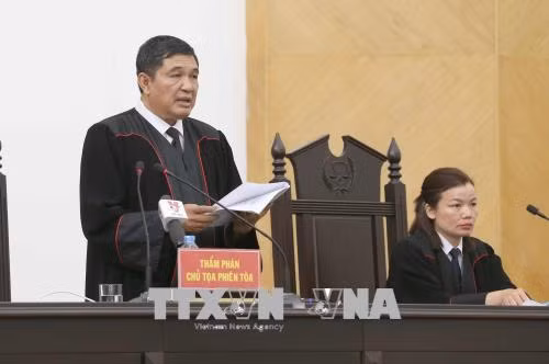 Chủ tọa phiên tòa, Thẩm phán Nguyễn Vinh Quang đọc bản tuyên án. Ảnh: Doãn Tấn/TTXVN