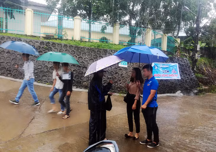 Mặc dù trời mưa lớn, song các tình nguyện viên sẵn sàng đưa đón, tư vấn cho các thí sinh.