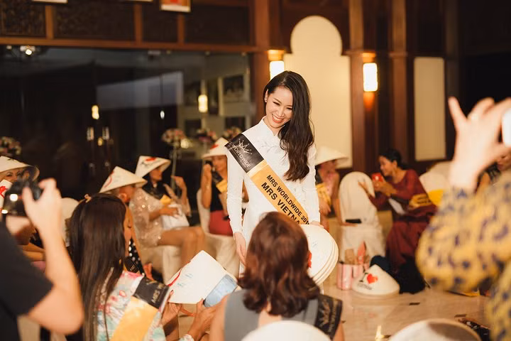  Người đẹp Việt Nam đã tặng cho bạn bè quốc tế món quà kỷ niệm, đó là chiếc nón lá có in bản đồ và dòng chữ 'I love Vietnam'.