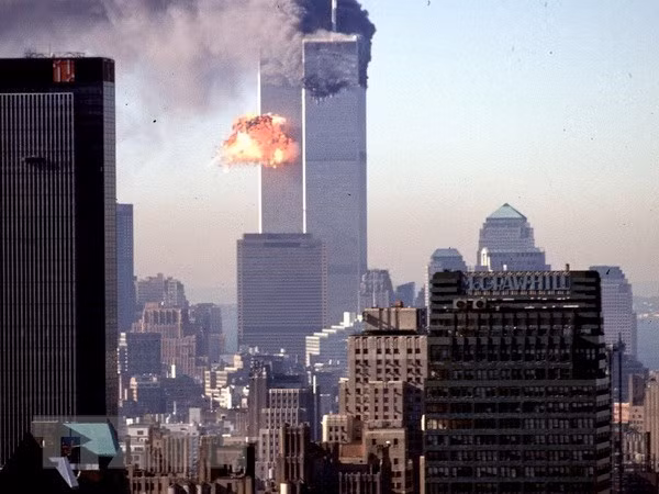 Trung tâm thương mại thế giới bốc cháy trong vụ khủng bố tại New York, Mỹ ngày 11/9/2001. (Nguồn: AFP/TTXVN)