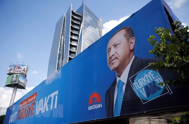 Ápphích vận động tranh cử của Tổng thống Recep Tayyip Erdogan trên một đường phố ở Ankara. (Nguồn: THX/TTXVN)