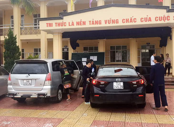 Thí sinh vùng sâu vùng xa thi ở điểm thi THPT Ba Chẽ được ô tô đưa đón