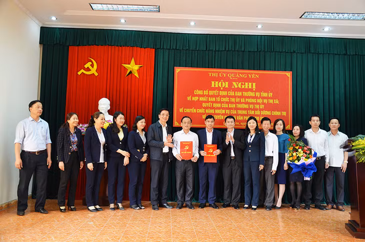 Trao quyết định chuyển chức năng, nhiệm vụ của Trung tâm Bồi dưỡng chính trị thị xã về Ban Tuyên giáo thị ủy và Văn phòng Thị ủy.
