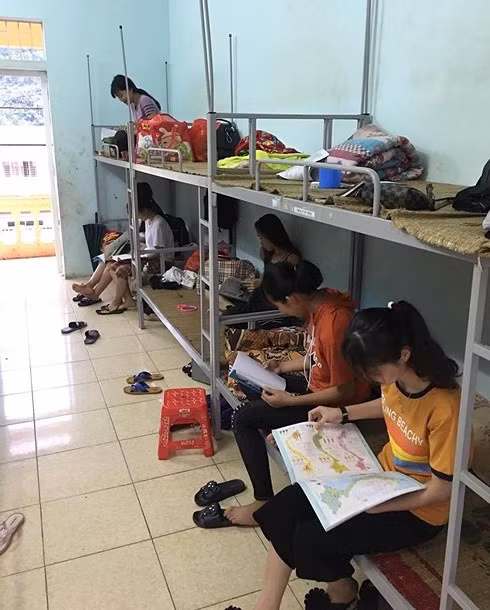 Các thí sinh thi THPT quốc gia đang phải ở nhờ KTX Trường Phổ thông Dân tộc Nội trú Bắc Mê. (Ảnh: Vietnamnet)
