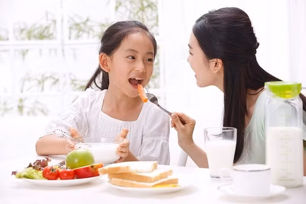 Tuyệt đối các em không được bỏ bữa sáng, điều đó rất nguy hiểm. 