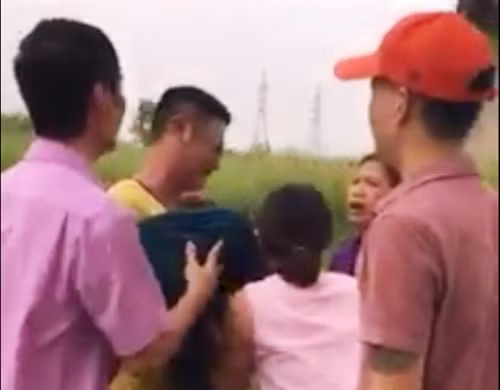 Người thân khóc nặng khi thợ lặn vớt được thi thể 2 bé Đức và Huy từ dưới sông Cấm đưa lên bờ. Ảnh cắt từ video clip