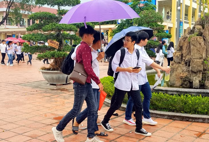 Sau cơn mưa, trới hửng nắng nhẹ và dịu mát, các sĩ tử giữ được tâm lý thoải mái trước khi bước vào ngày thi tiếp theo.