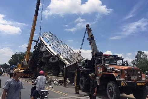 Xe cẩu kéo xe tai nạn và đưa thi thể phụ xe lên bờ.