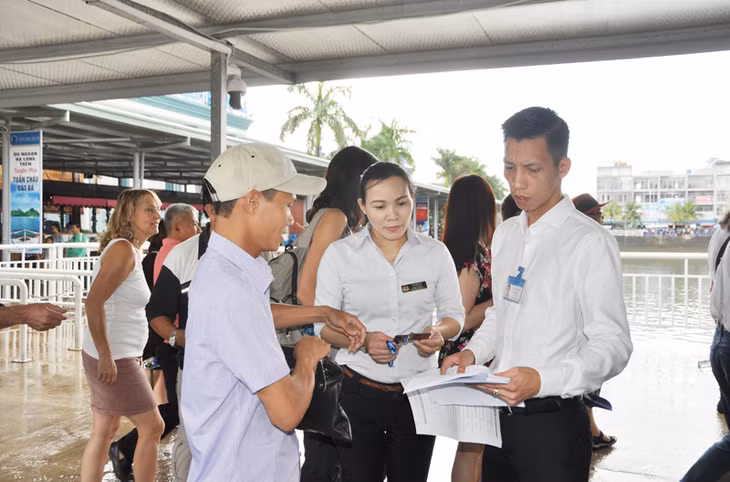 Thanh tra Sở Du lịch kiểm tra chương trình tour của hướng dẫn viên tại Cảng tàu khách quốc tế Tuần Châu