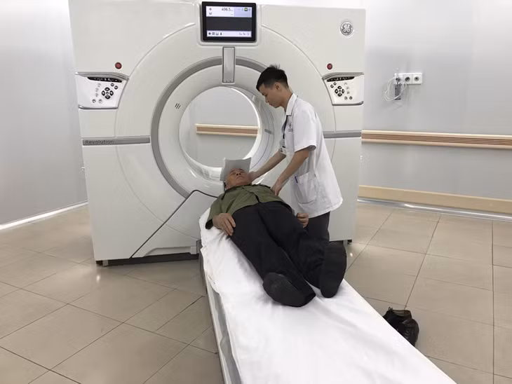 Máy bắt đầu được đưa vào để khám bệnh cho bệnh nhân 