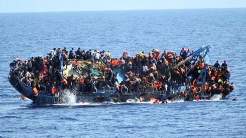 Người di cư ở ngoài khơi Libya. Ảnh: Information Nigeria.