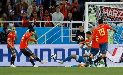  Isco gỡ hòa cho Tây Ban Nha.