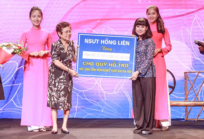 Dù cuộc sống khó khăn nhưng NSƯT Hồng Liên đã giành toàn bộ tiền bán vé làm từ thiện