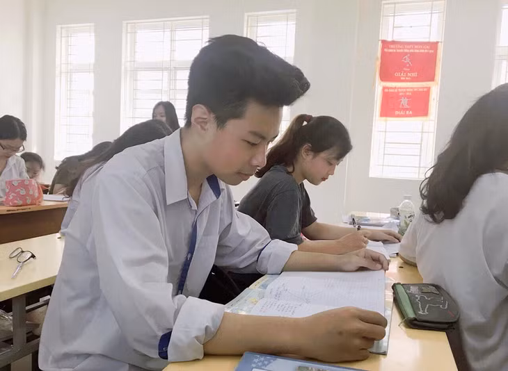 Học sinh lớp 12A3, Trường THPT Hòn Gai, TP Hạ Long đang ôn bài