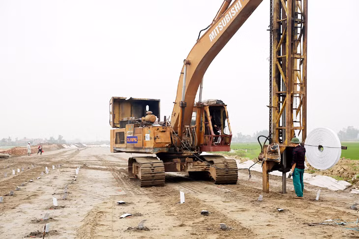 Nhà thầu tổ chức xử lý nền đường yếu bằng bấc thấm để thoát nước cố kết. 