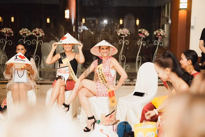  Món quà này khiến các thí sinh rất thích thú và bày tỏ mong muốn sẽ đến Việt Nam du lịch trong tương lai không xa. 
