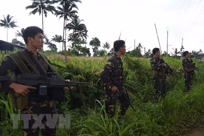 Các binh sỹ Philippines gác ở ngoại ô Marawi thuộc đảo Mindanao, miền nam Philippines. (Nguồn: AFP/TTXVN)
