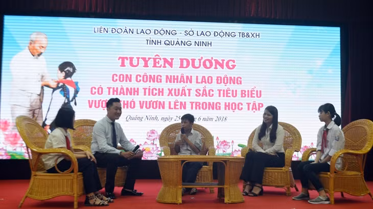 Tọa đàm giữa đại biểu và học sinh được tuyên dương.