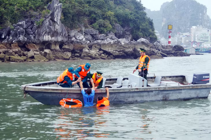 Ban CHQS huyện Vân Đồn phối hợp với Trạm Biên phòng 20 huấn luyện cứu nạn trên biển