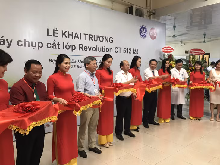 Các đại biểu cắt băng lễ khai trương 