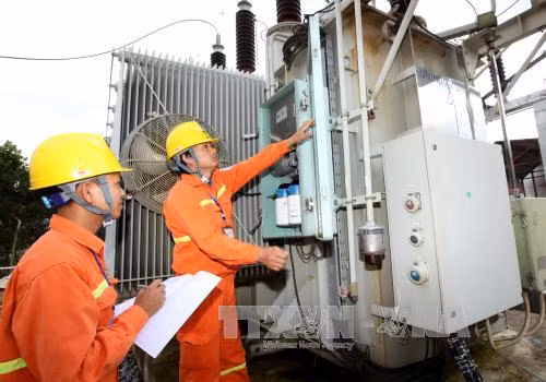 Công nhân Công ty Lưới điện cao thế miền Bắc (chi nhánh Lai Châu) tăng cường ứng trực, kiểm tra kỹ thuật thường xuyên thiết trạm biến áp 110kV Lai Châu. Ảnh: Ngọc Hà/TTXVN