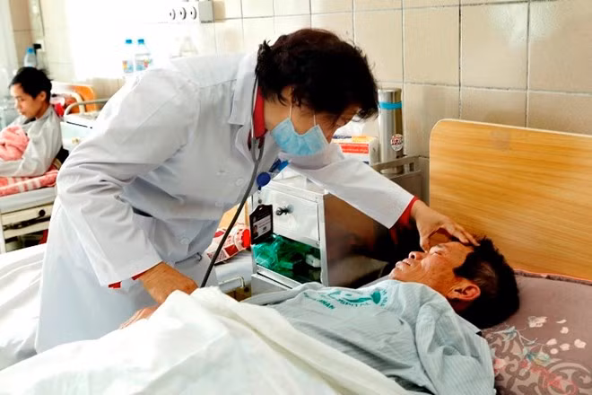 Chăm sóc và điều trị cho bệnh nhân tại Bệnh viện Bạch Mai. (Ảnh: Dương Ngọc/TTXVN)
