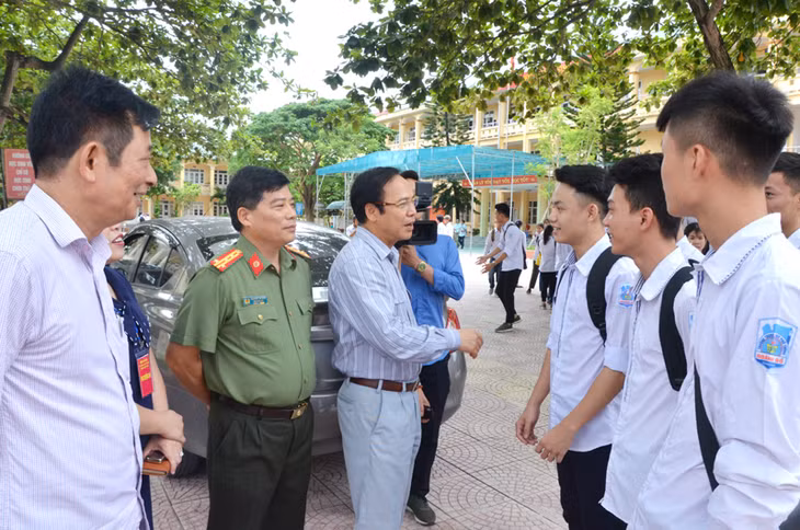 Đồng chí Đặng Huy Hậu, Phó Chủ tịch Thường trực UBND tỉnh, Trưởng Ban Chỉ đạo Kỳ thi THPT quốc gia năm 2018 tỉnh, động viên thí sinh tại điểm thi Trường THPT Hoành Bồ, huyện Hoành Bồ