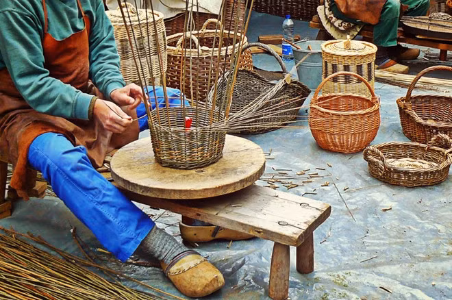 Tự trải nghiệm công việc mưu sinh của người bản địa để thêm thấm thía cuộc sống của họ. Ảnh: pxhere.