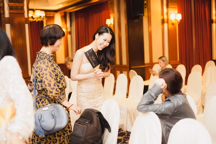  Người đẹp cho biết, ca hát không phải sở trường nhưng cô đã cố gắng thể hiện hết sức mình. Các thí sinh cũng bày tỏ sự ủng hộ nhiệt tình cho màn trình diễn của cô.