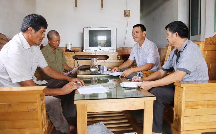Ban Chi ủy Chi bộ thôn họp triển khai nội dung sinh hoạt chuyên đề học tập và làm theo tư tuwongr, đạo đức, phong cách Hồ Chí Minh năm 2018.