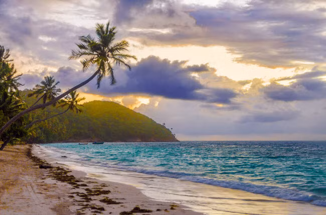 Đảo Isla de Providencia, Colombia: Hòn đảo nhỏ nằm ở vùng biển Caribbe vẫn giữ được vẻ đẹp hoang sơ do chưa có nhiều du khách đặt chân tới đây. Kho báu của tên cướp biển Henry Morgan được cho là chôn tại hòn đảo này.