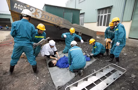 Diễn tập cấp cứu, xử lý tai nạn lao động tại Lễ phát động hưởng ứng Tuần lễ quốc gia về ATVSLĐ-PCCN của Tập đoàn Công nghiệp Than - Khoáng sản Việt Nam tại Công ty Than Hòn Gai. Ảnh: Đỗ Giang (dùng lần 2)
