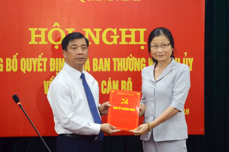 Đồng chí Đỗ Thị Hoàng, Phó Bí thư Thường trực Tỉnh ủy trao quyết định điều động bổ nhiệm chđồng chí Hà Hải Dương, Tỉnh uỷ viên, Phó Bí thư Thị uỷ, Chủ tịch UBND TX Đông Triều giữ chức Phó Thường trực Ban Tuyên giáo Tỉnh ủyo đồng chí 