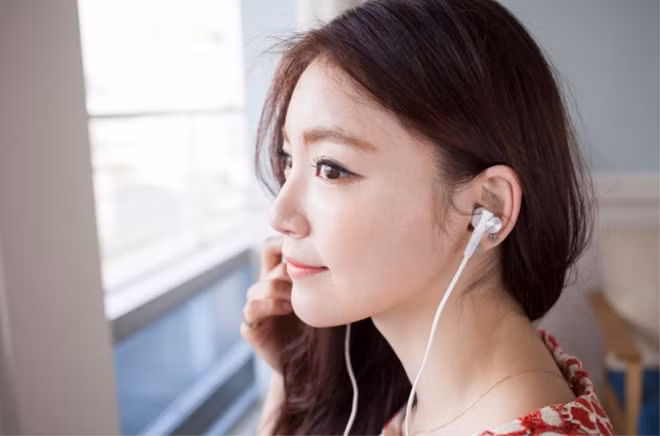 Sử dụng tai nghe liên lục, kéo dài trong nhiều giờ với âm lượng cao kích thích thẳng vào ốc tai, tai trong có thể dẫn đến viêm. Ảnh: Pleer