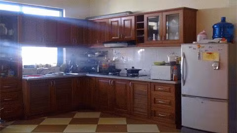 Cứ đầu tuần, ba mẹ cô lại gửi thịt bò, gà, tôm, cua, cá đã đóng hộp và ướp đá ra cho con gái rượu