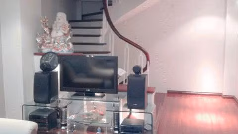 Phòng khách đầy đủ tiện nghi của Ngọc Huyền