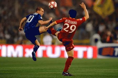 Sự túng quẫn khiến Roma khó cản bước Inter