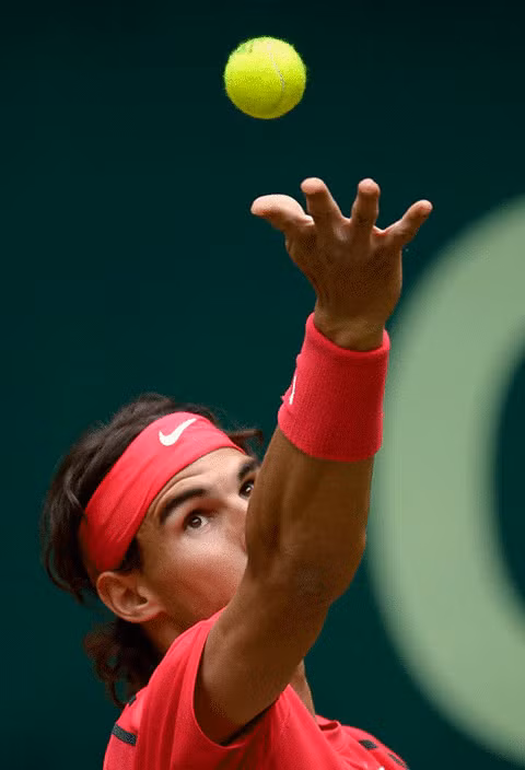 Nadal khởi đầu mùa sân cỏ thất bại.
