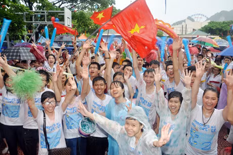 Cổ động viên đã đội mưa suốt cả buổi thi cổ vũ cho Thái Hoàng.