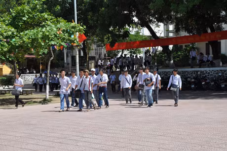 Thí sinh Hội đồng thi Trường THPT Hòn Gai sau khi kết thúc kỳ thi.