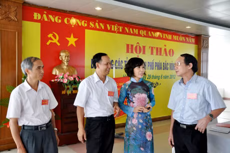 Đồng chí Nguyễn Văn Trường, Phó Tổng BT Báo Quảng Ninh tham luận tại Hội thảo.
