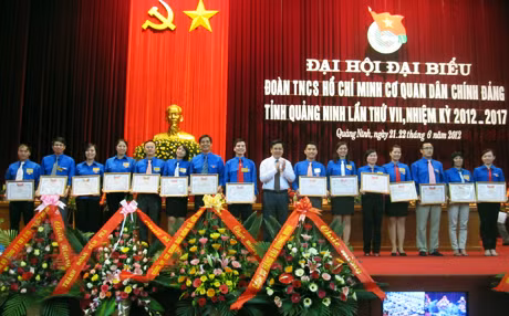 Đồng chí Hoàng Bá Nam, Bí thư Tỉnh Đoàn tặng giấy khen cho các cá nhân có đóng góp xuất sắc trong hoạt động Đoàn nhiệm kỳ 2007-2012