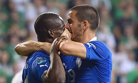 Bonucci bịt miệng Balotelli- Ảnh Getty