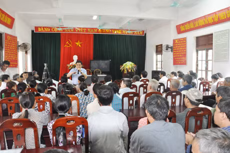 Đồng chí Bí thư Tỉnh uỷ gặp gỡ, trao đổi với người dân xã Đoàn Kết.