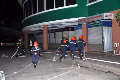 Lực lượng cảnh sát PCCC có mặt tại hiện trường nhanh chóng triển khai các phương án ứng cứu.