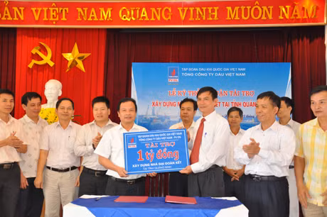 Đồng chí Nguyễn Ngọc Minh, Chủ tịch Ủy ban MTTQ tỉnh tiếp nhận tài trợ từ Tổng công ty Dầu Việt Nam.
