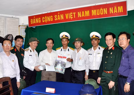Báo Quảng Ninh đến với với cán bộ, chiến sĩ đảo Đá Nam, huyện đảo Trường Sa (Khánh Hòa).