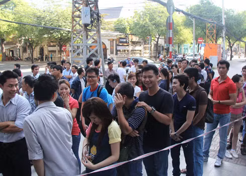 Khách hàng vui vẻ xếp hàng chờ mua Lumia 900