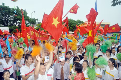 Mặc cho mưa lớn các cổ động viên vẫn không ngừng hô vang Thái Hoàng cố lên!.