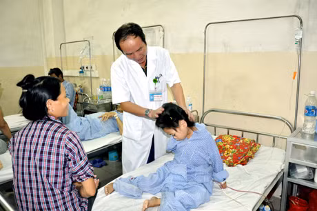 Bác sĩ Nguyễn Quốc Hùng thăm bệnh bé Hai sau ngày mổ thứ hai.